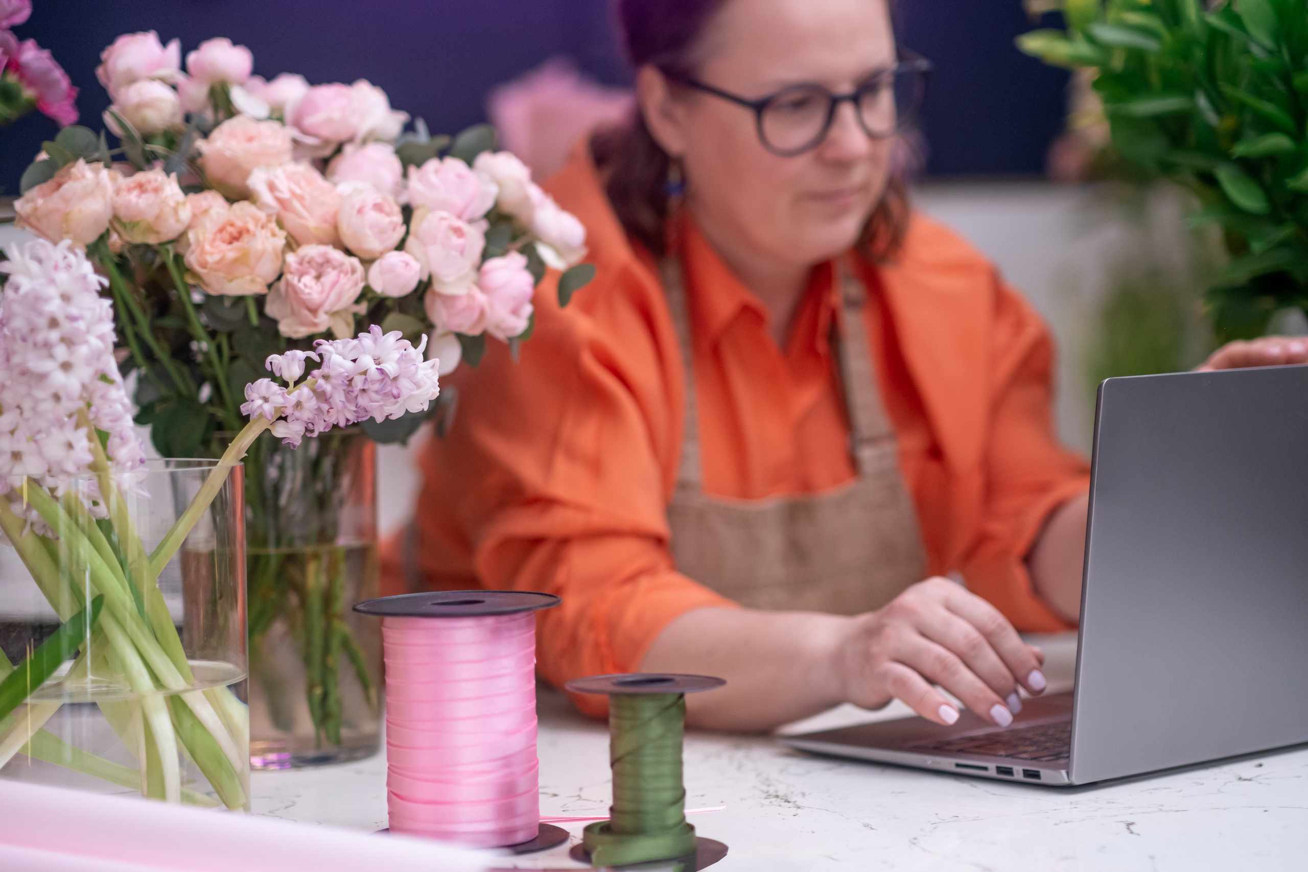 Why Stem Length Dictates the Shape of a Small Bouquet